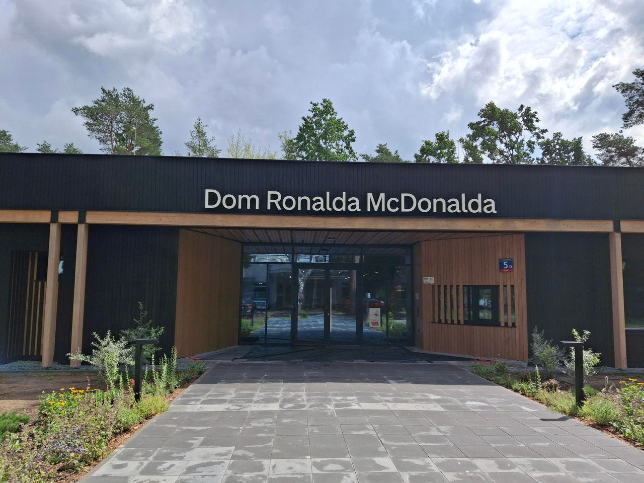 Dom Ronalda McDonalda w Warszawie – przy Instytucie „Pomnik-Centrum Zdrowia Dziecka” 