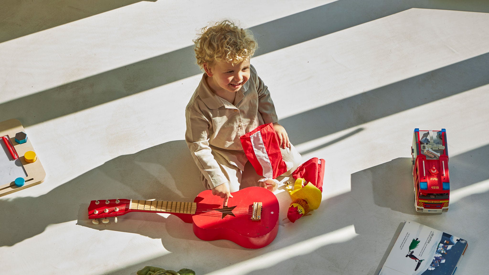 Widok na miasto z zielonym otoczeniem.