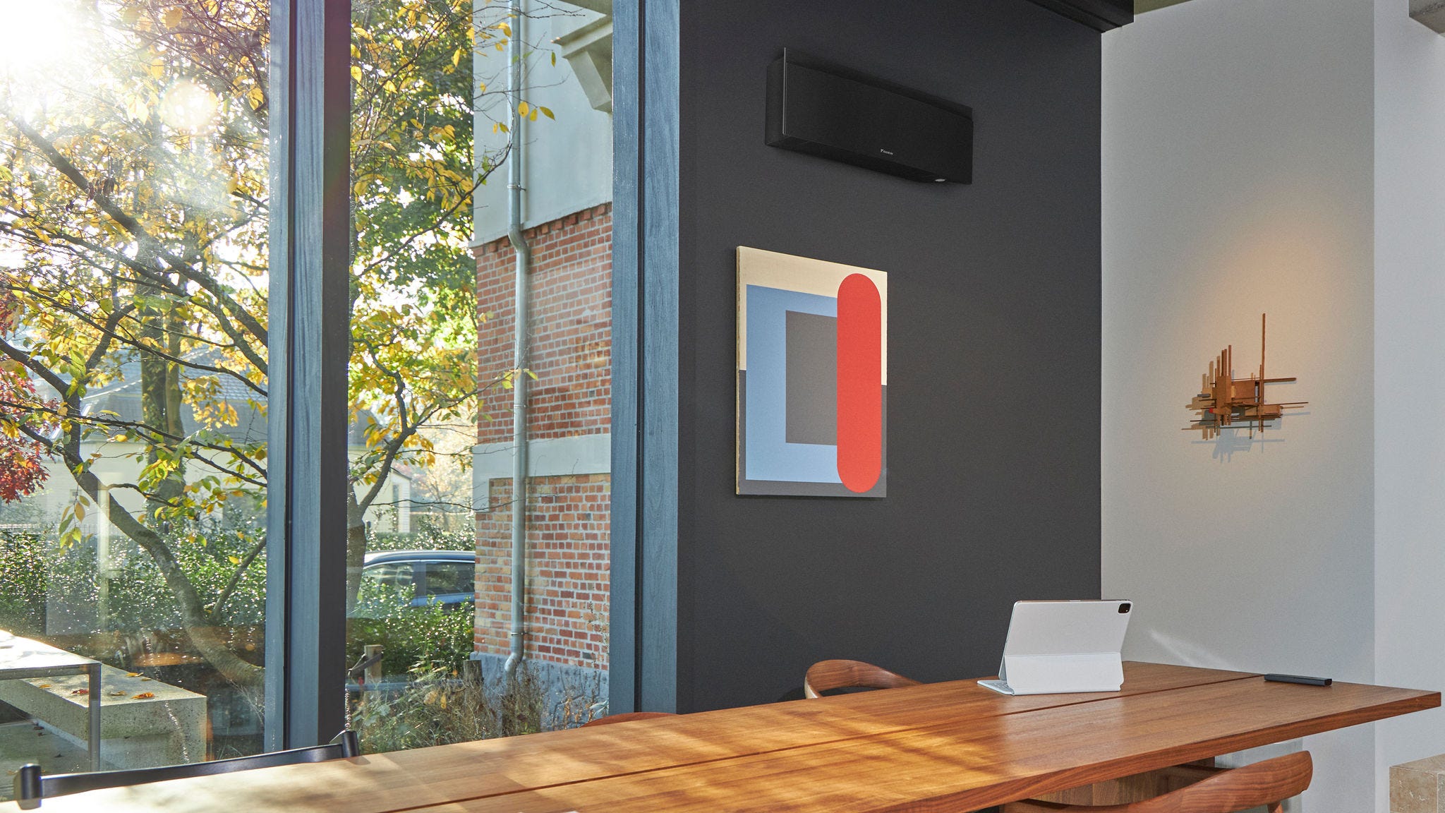 Dyskretna, czarna, naścienna pompa ciepła o odpowiedniej mocy