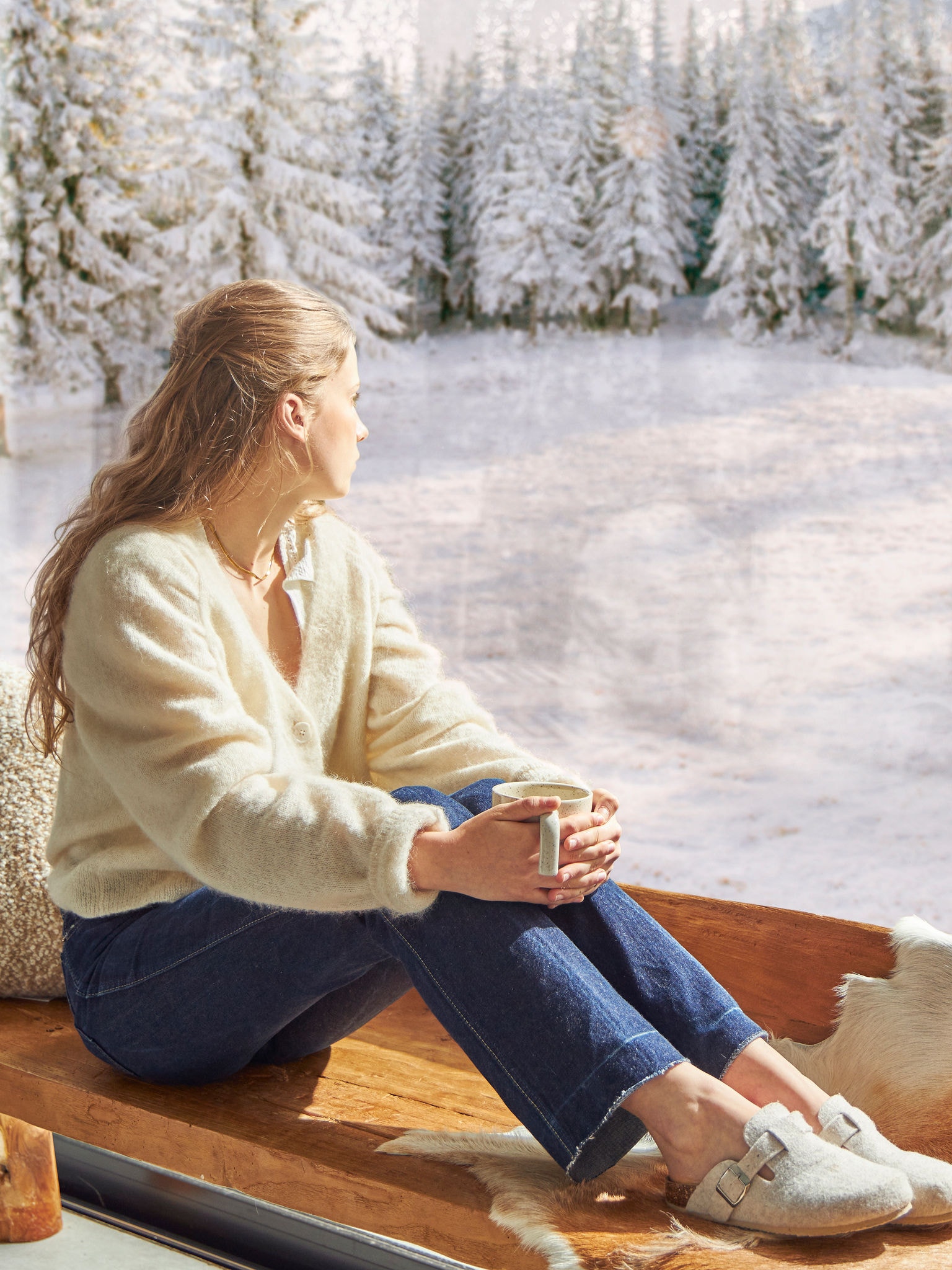 Dziewczyna podziwiająca widoki w idealnej temperaturze dzięki firmie Daikin.