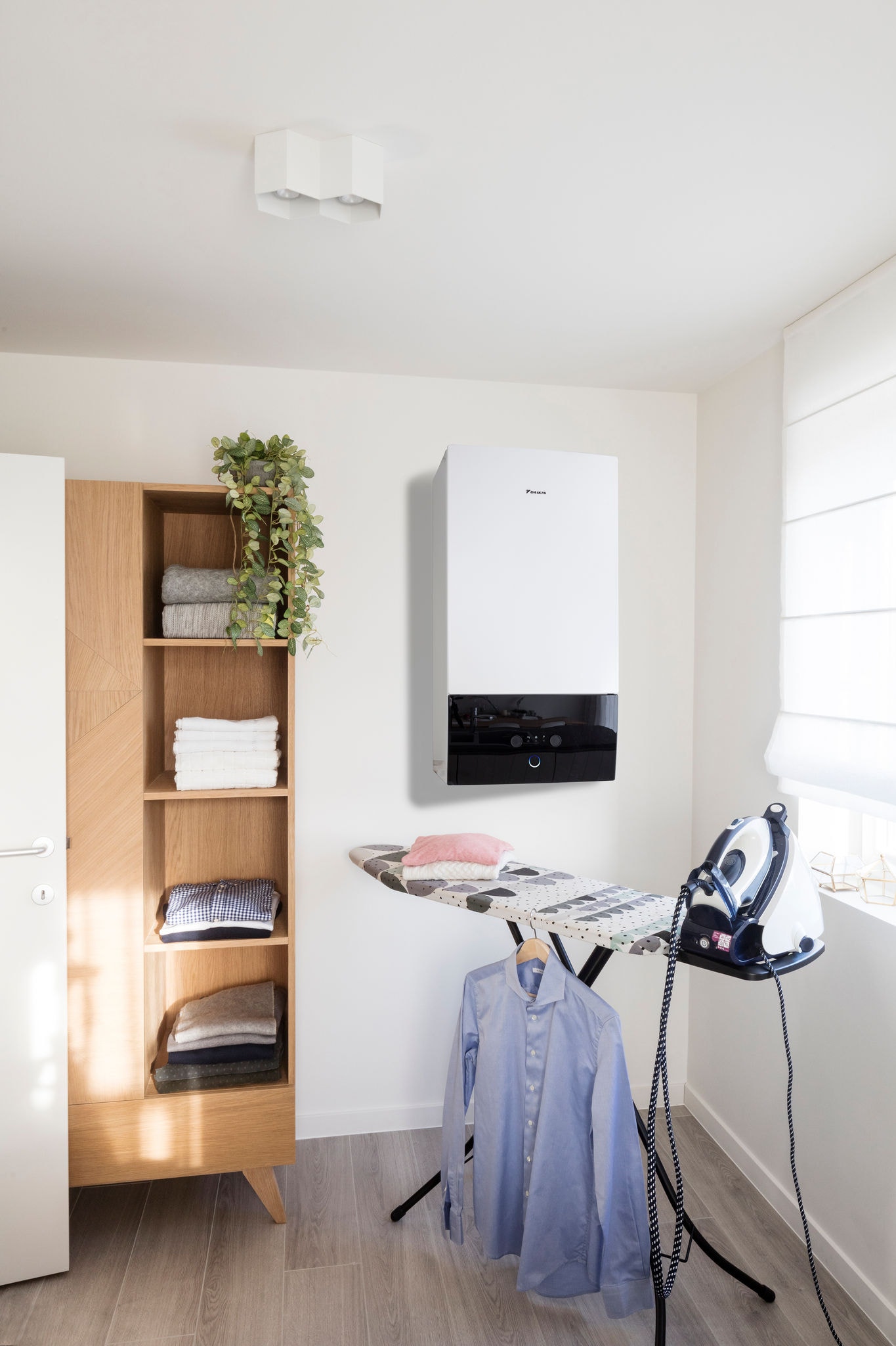 Jednostka wewnętrzna Daikin Altherma połączona z panelami słonecznymi zainstalowana w pralni