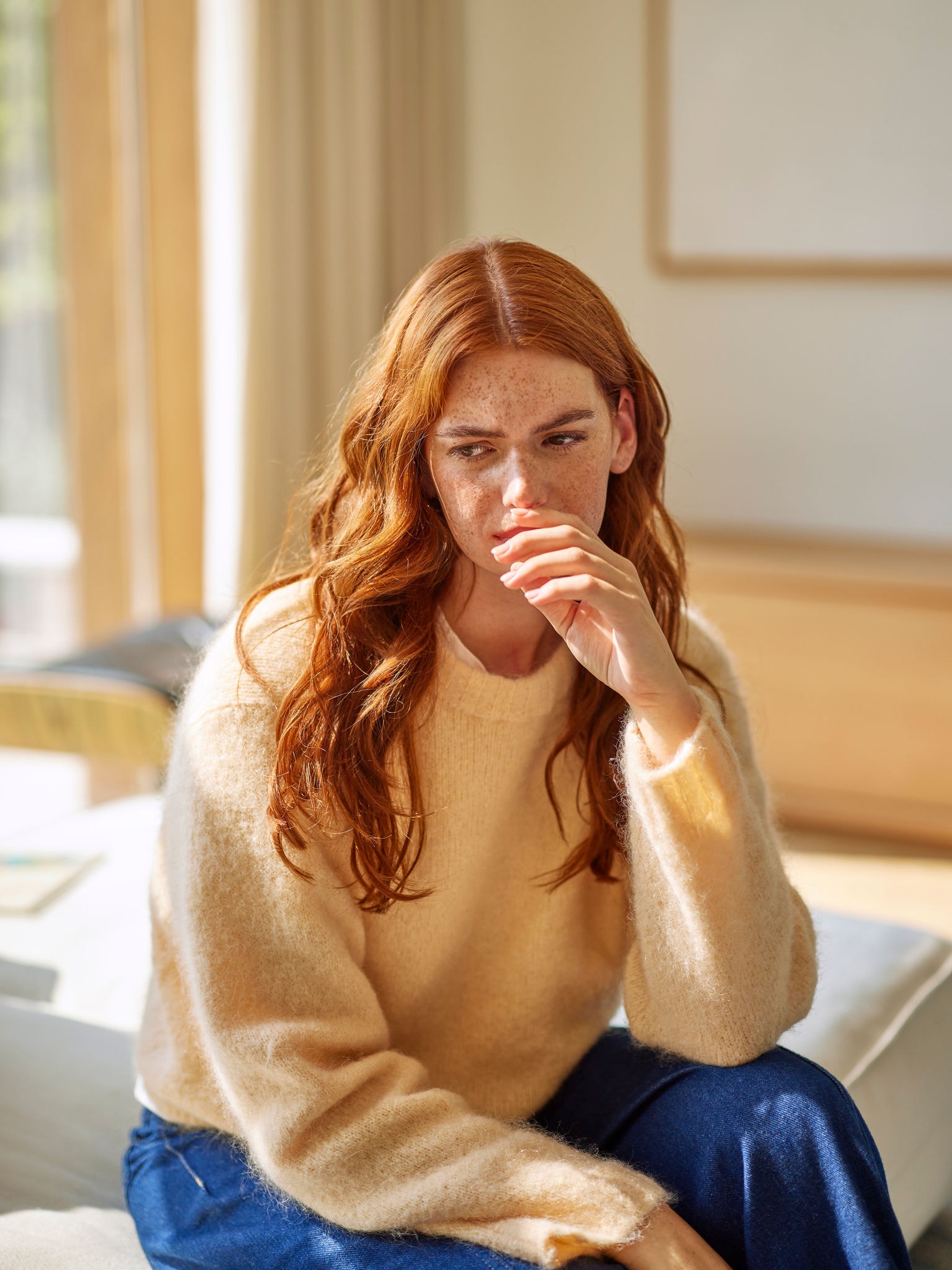 Kobieta reagująca na nieprzyjemne zapachy kuchenne w salonie
