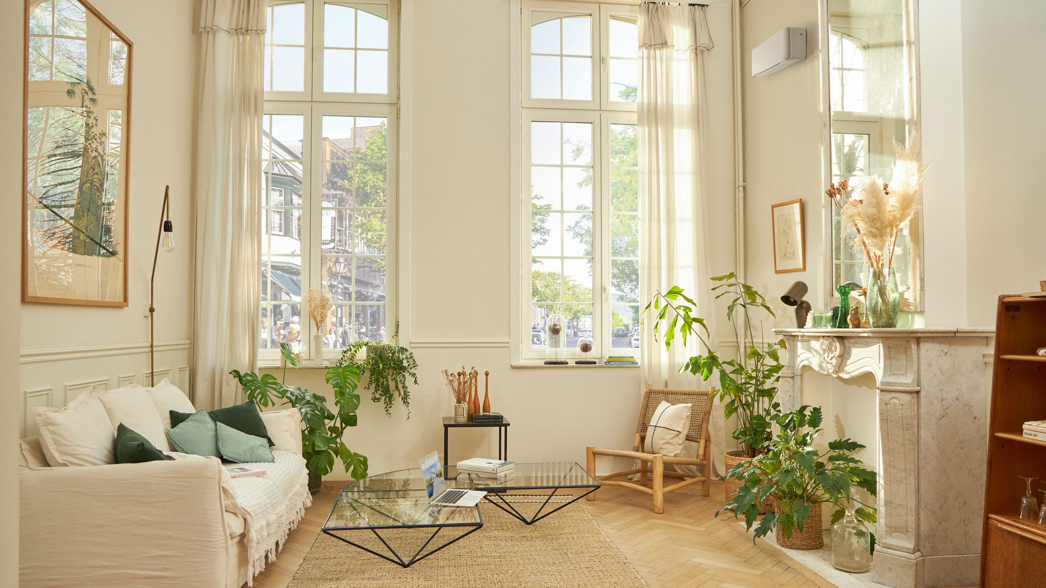 Pięknie urządzony salon z białą jednostką naścienną.