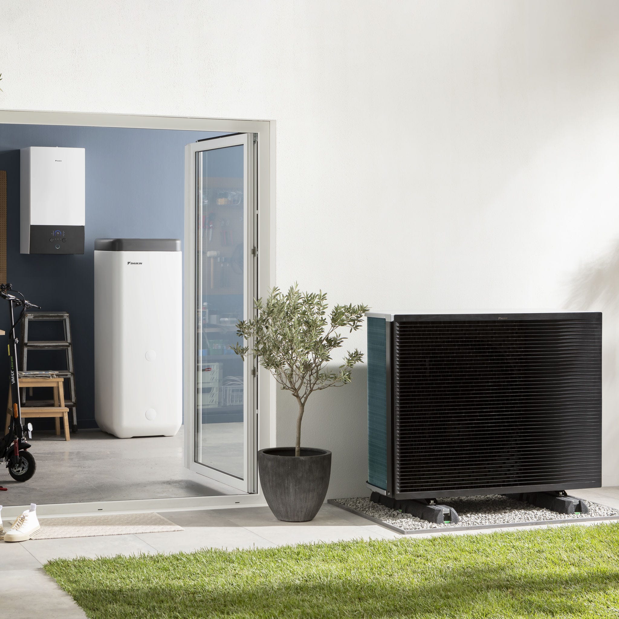 Jednostka zewnętrzna pompy ciepła w ogrodzie