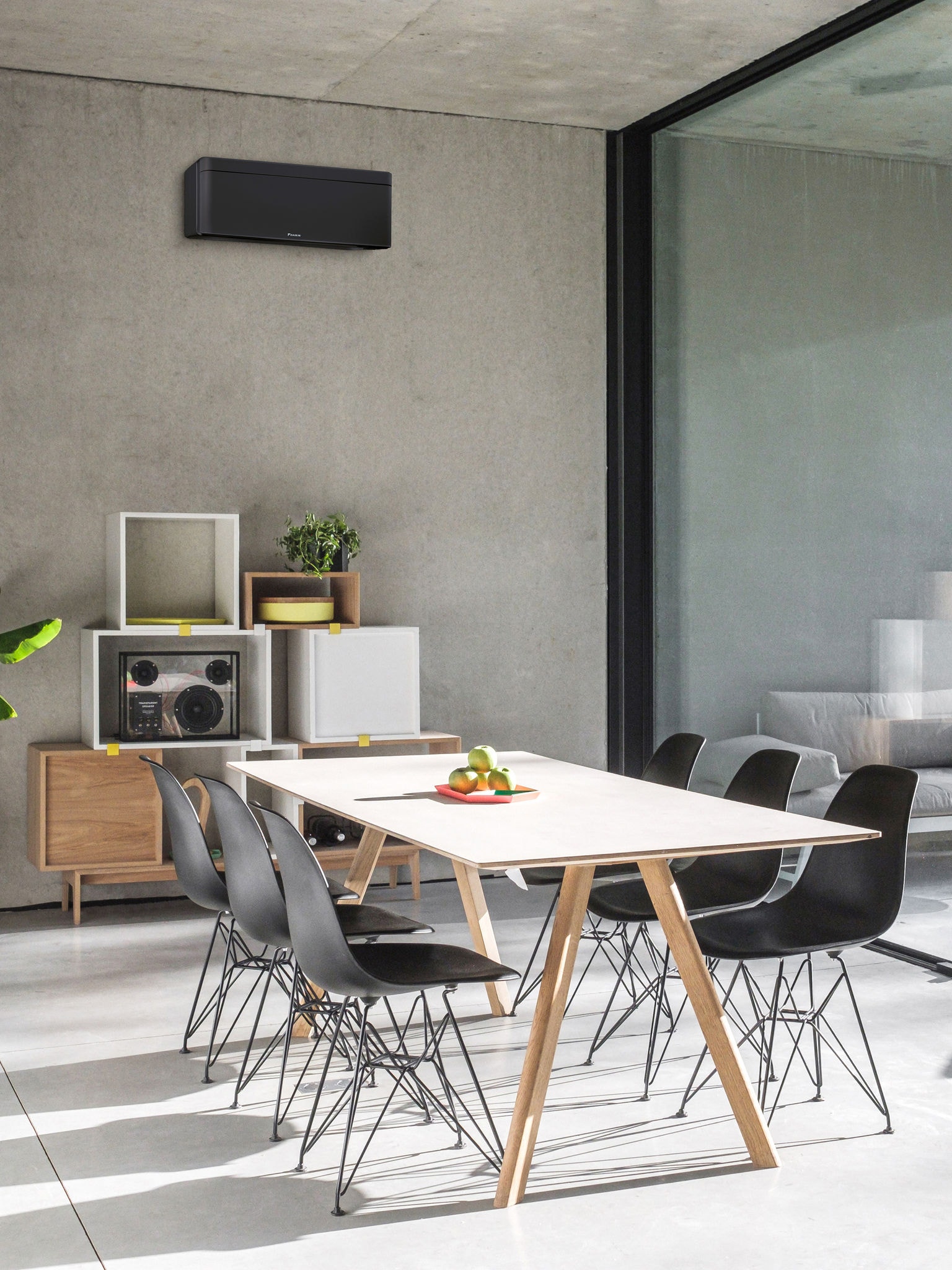 Jadalnia z dużym oknem i zainstalowaną jednostką naścienną powietrze-powietrze.