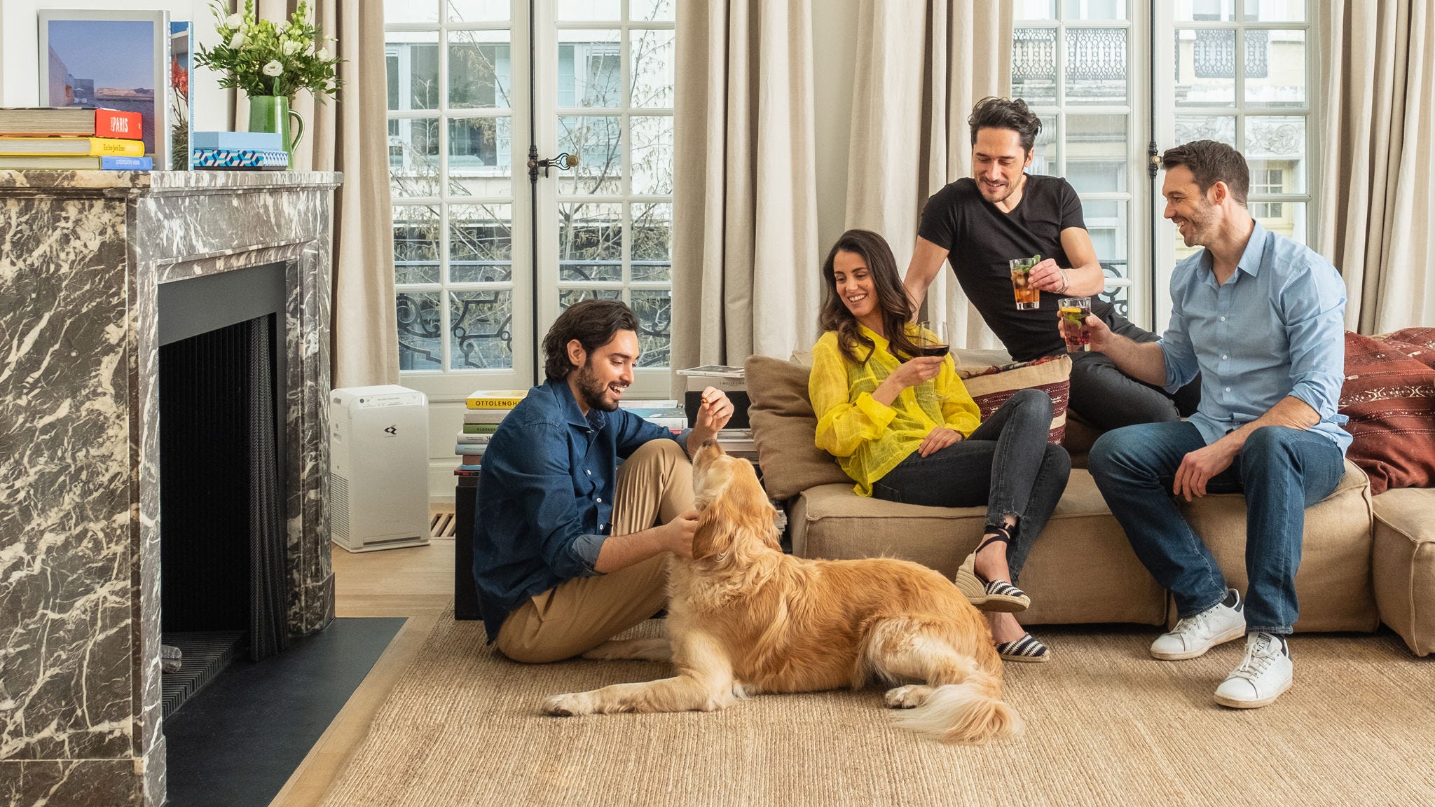 Oczyszczacz powietrza ograniczający alergeny w salonie, w którym przebywa pies