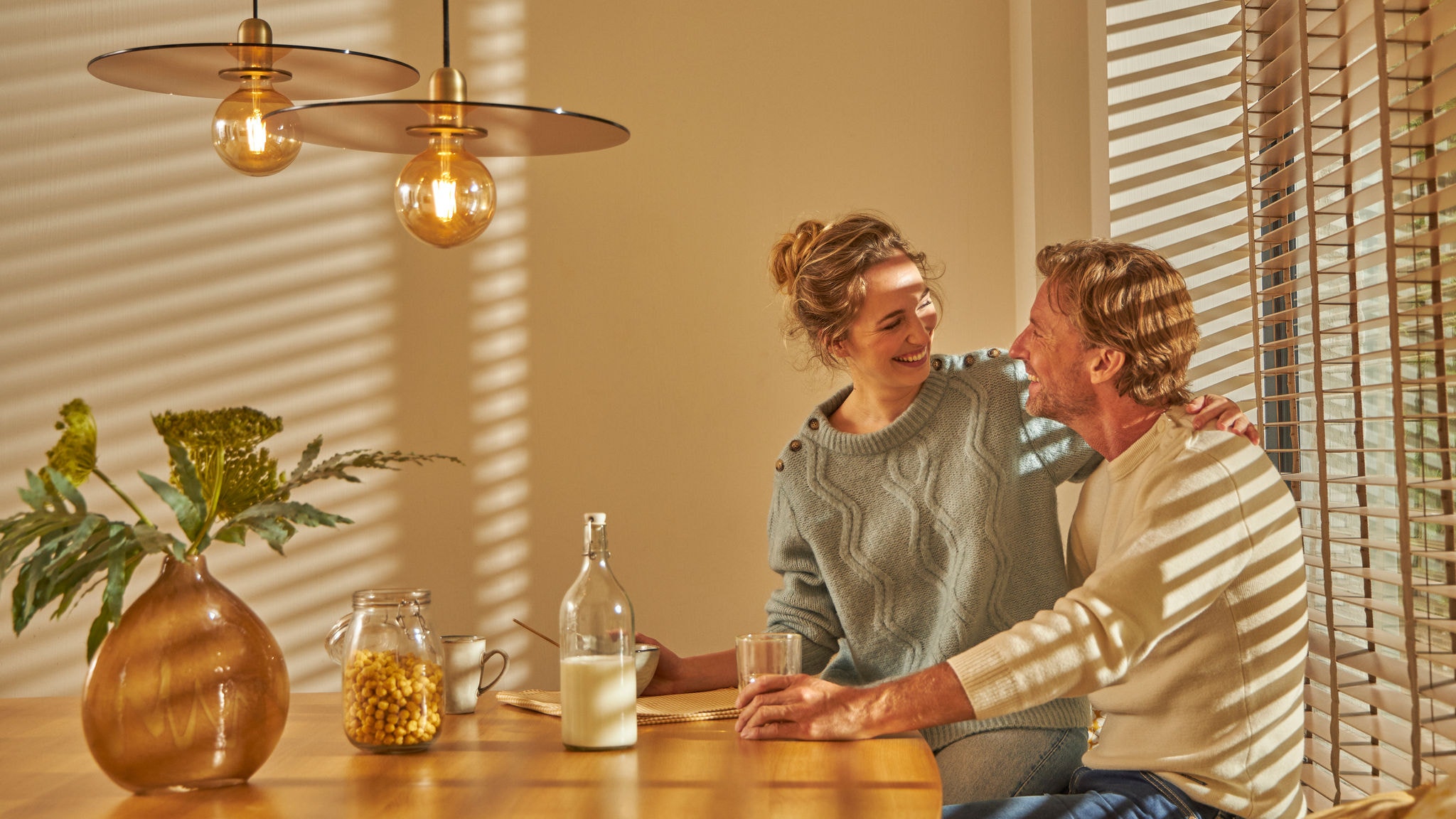 Para cieszy się przytulnym śniadaniem w komfortowo ciepłej kuchni dzięki intuicyjnej technologii ogrzewania.