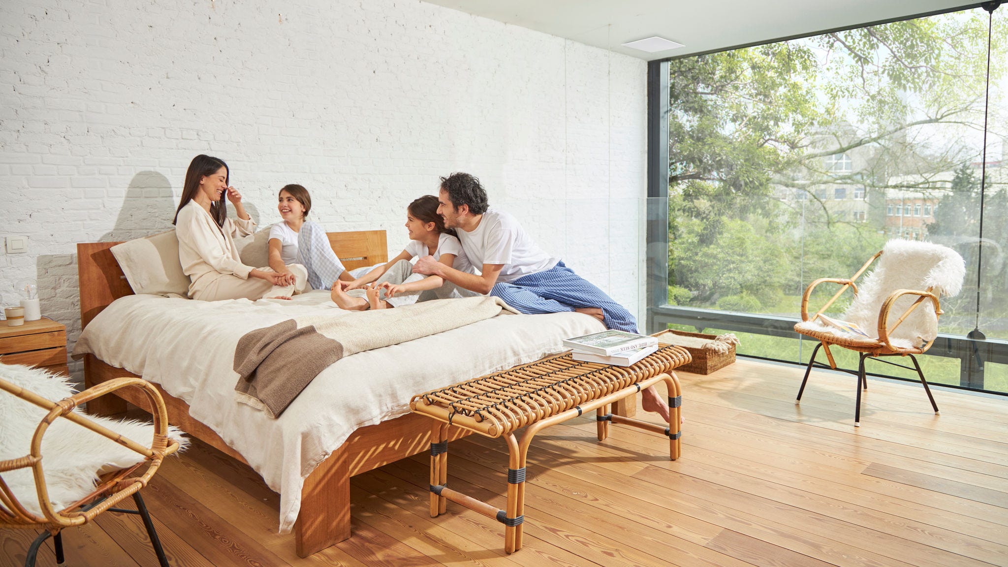 Czteroosobowa rodzina korzystająca z dobrze wentylowanej sypialni.