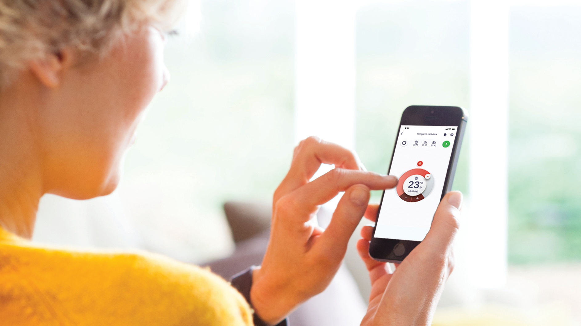 Kobieta korzystająca z aplikacji Onecta na swoim smartfonie.