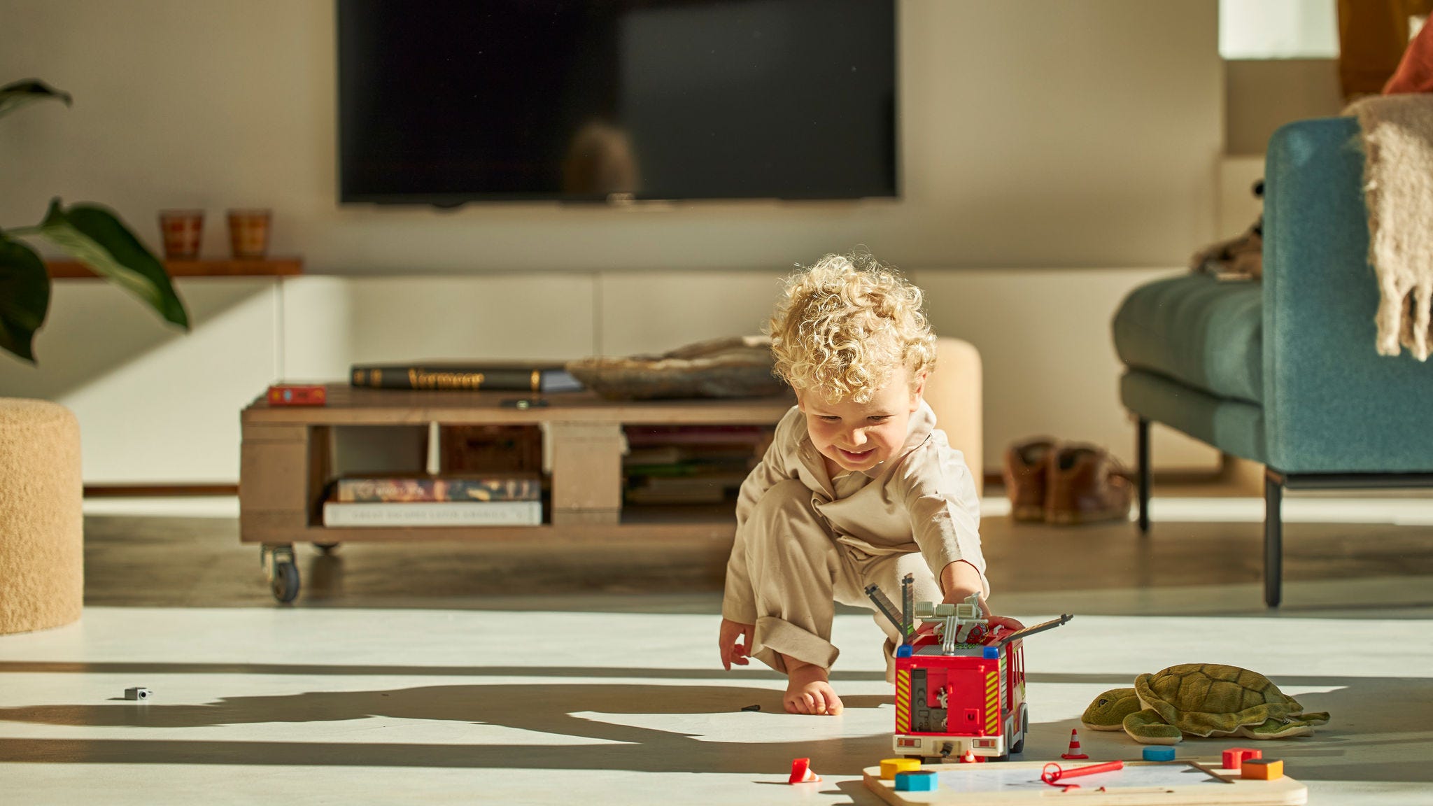 Dziecko bawiące się swoimi zabawkami.