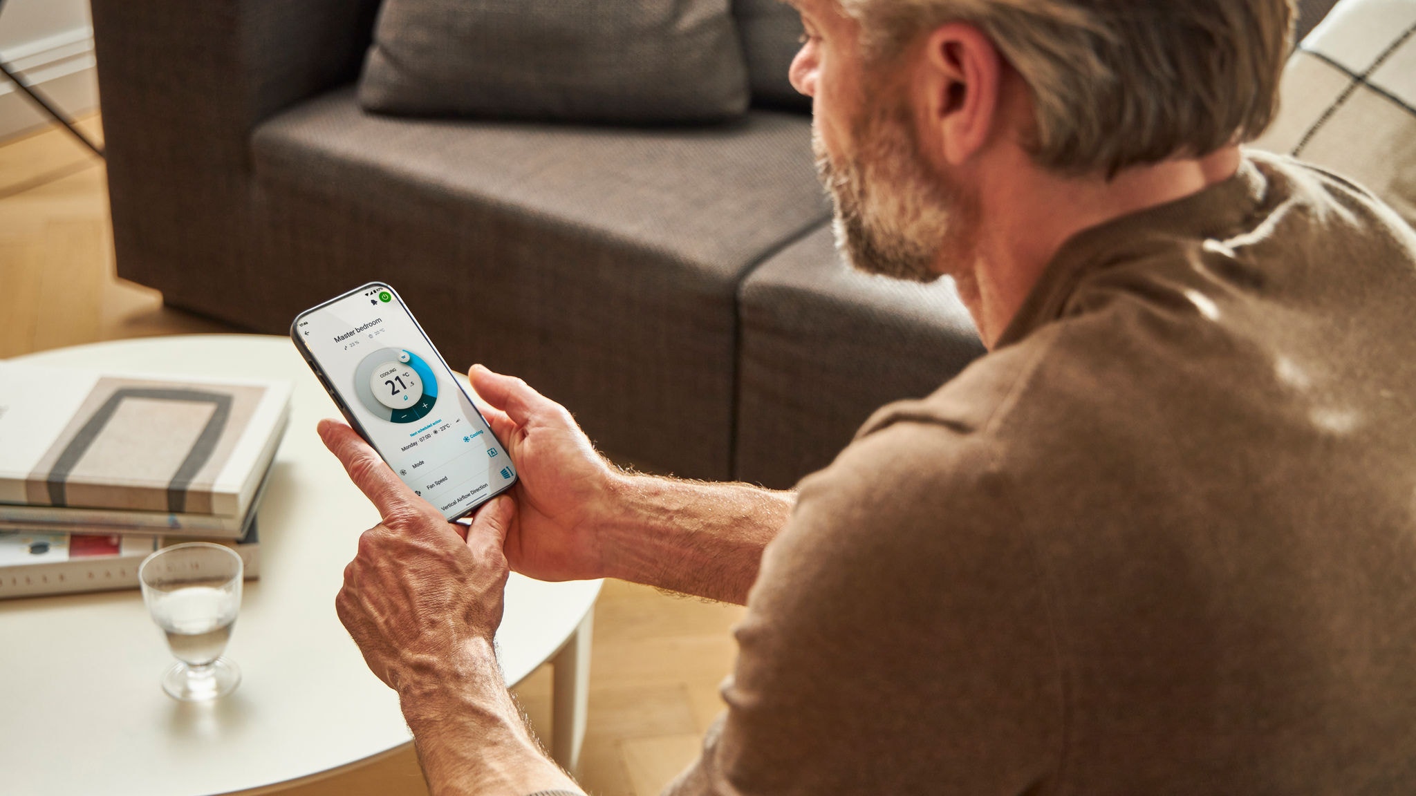 Mężczyzna korzystający z aplikacji do sterowania ogrzewaniem rozwiązanie.