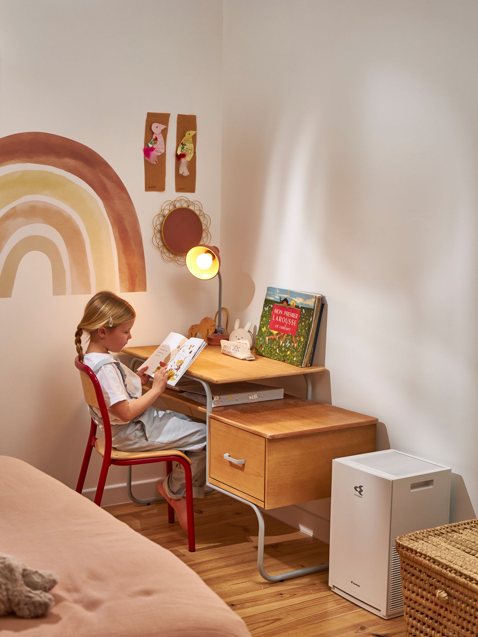 Dziecko czyta w pobliżu oczyszczacza powietrza