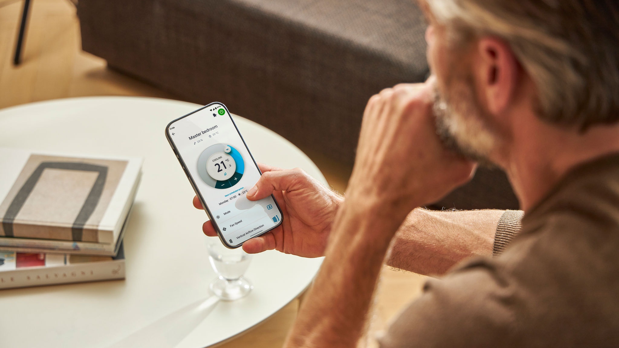 Mężczyzna patrzący na smartphone z uruchomioną aplikacją Onecta