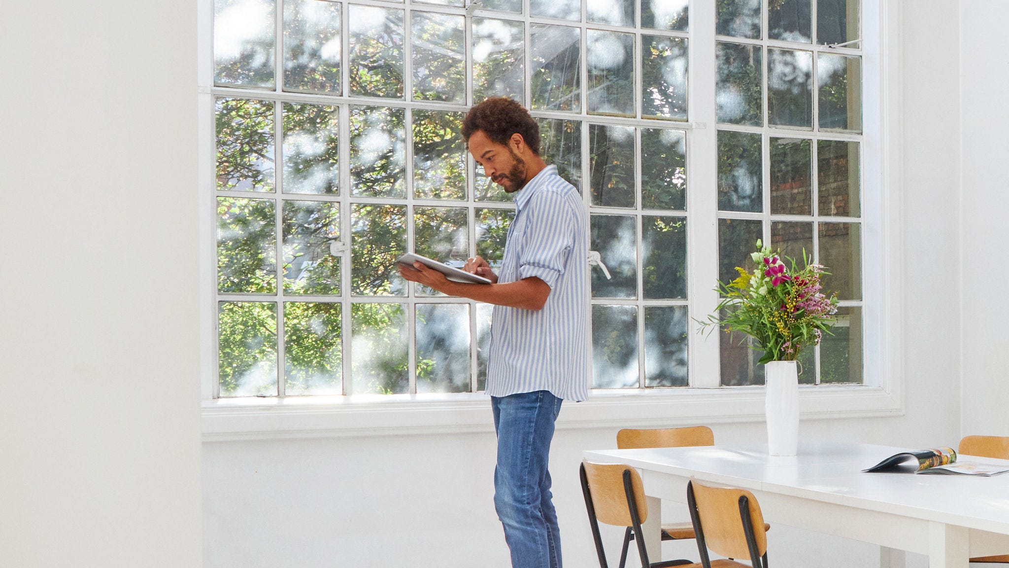 Mężczyzna badający pompy ciepła Daikin w celu zastąpienia obecnego systemu ogrzewania.