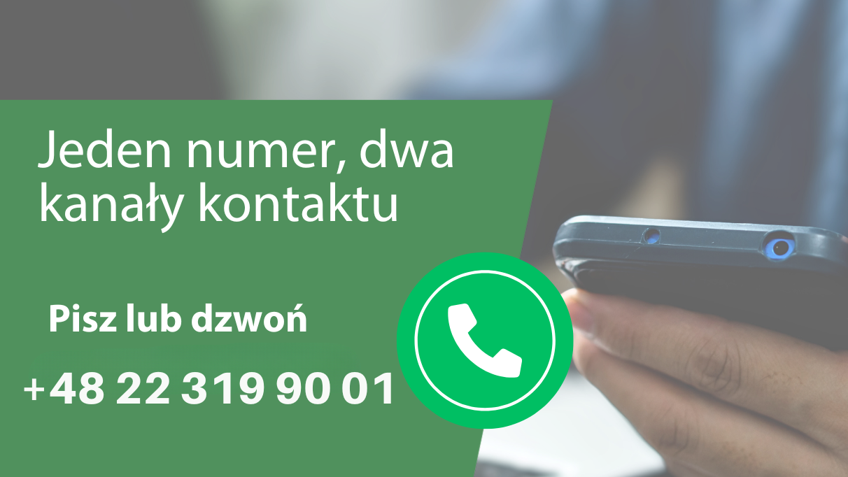 Ekspert Daikin objaśniający instalację.