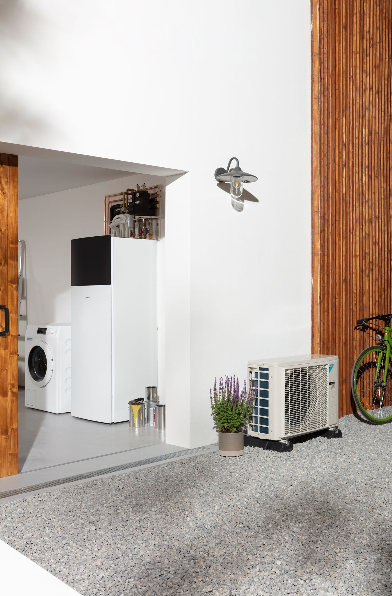 Kobieta robi pranie wykorzystując pompę ciepła powietrze-woda, cieszy się oszczędnościami energii