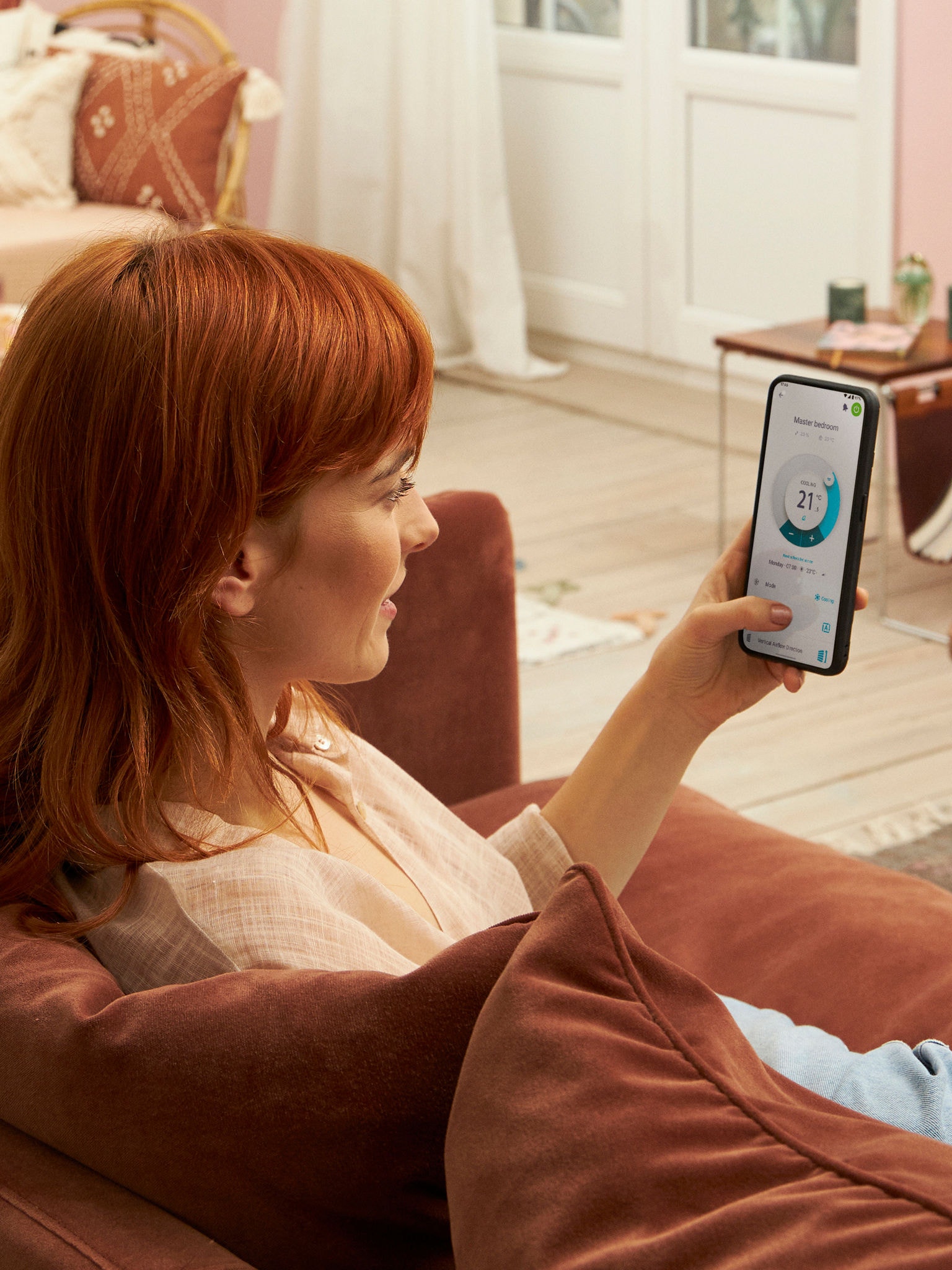 Kobieta steruje każdą jednostką wewnętrzną osobno za pomocą aplikacji Onecta