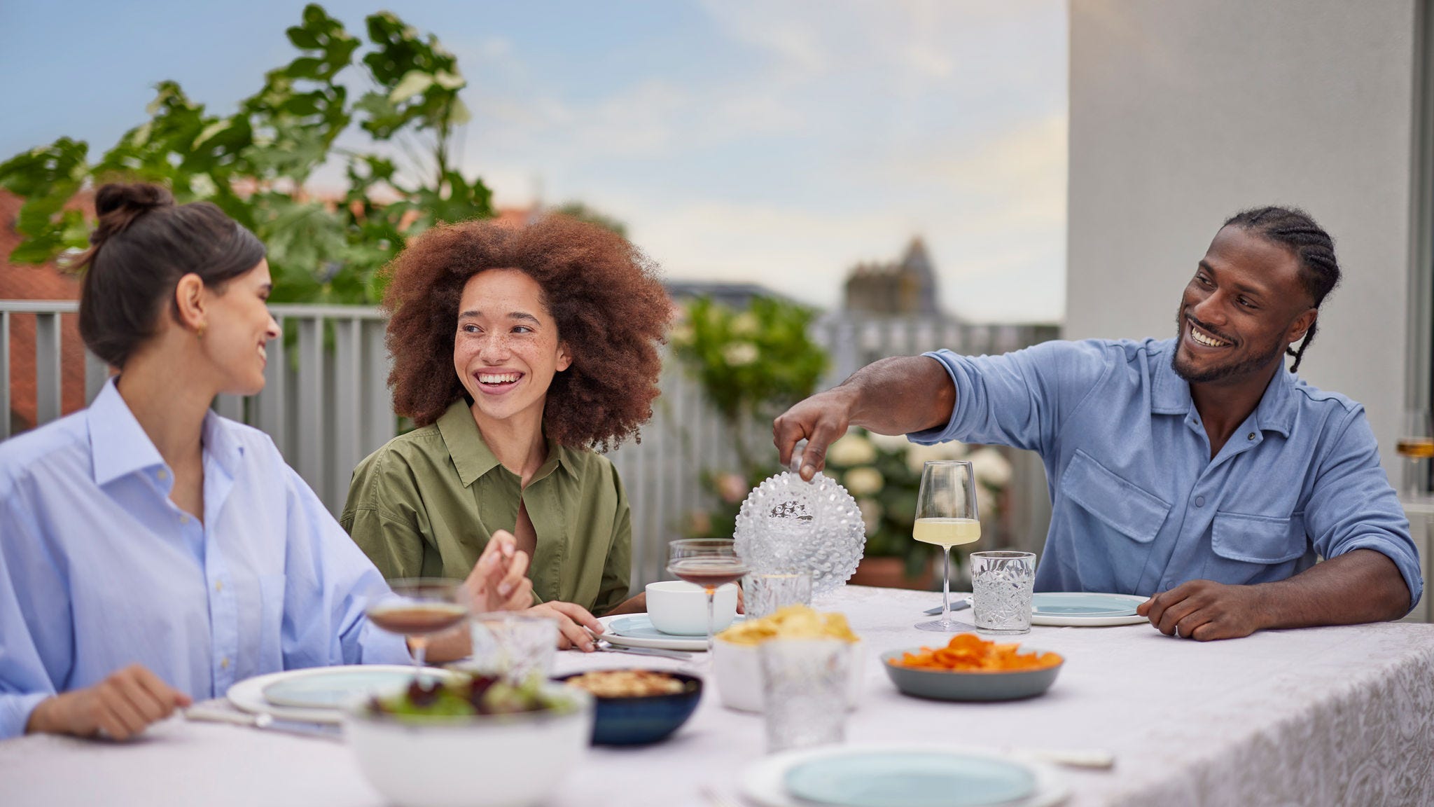 Znajomi spędzają czas przy wspólnym posiłku w komfortowych warunkach dzięki cichej powietrznej pompie ciepła