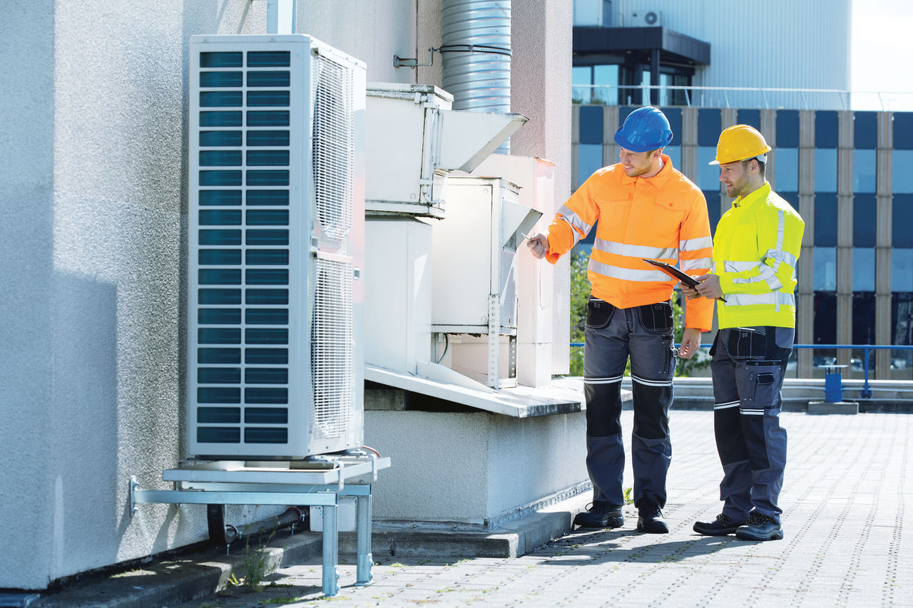 Mężczyźni pracujący przy urządzeniach HVAC