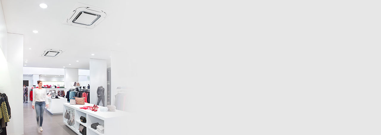 klient chodzi po sklepie